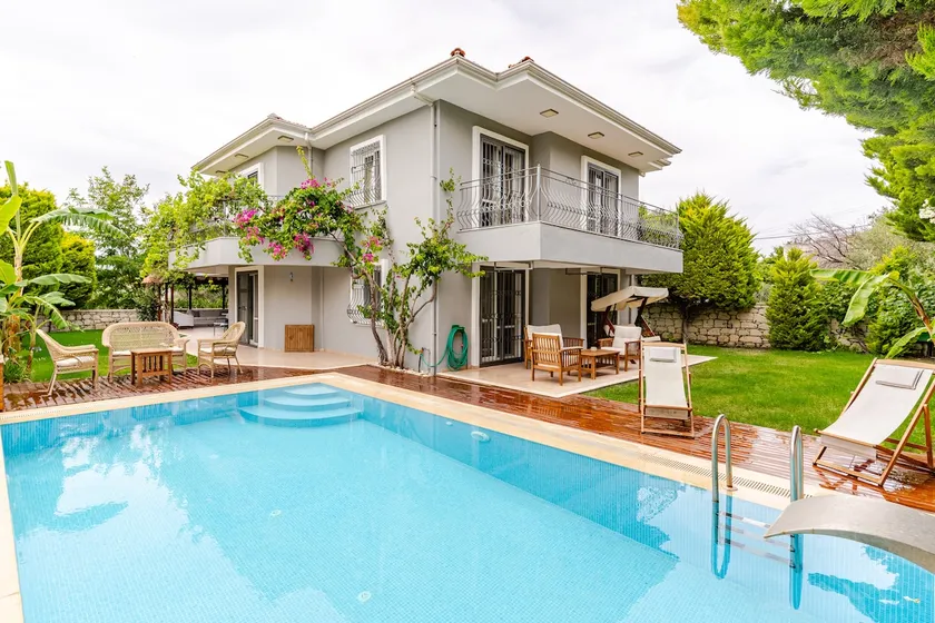 5+1 villa with a private pool and large garden - Image 1