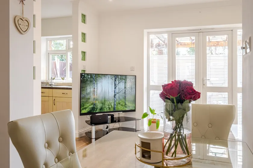 Spacious 2BDR, Ground Floor WIFi, 40 mins 2 London - Image 1