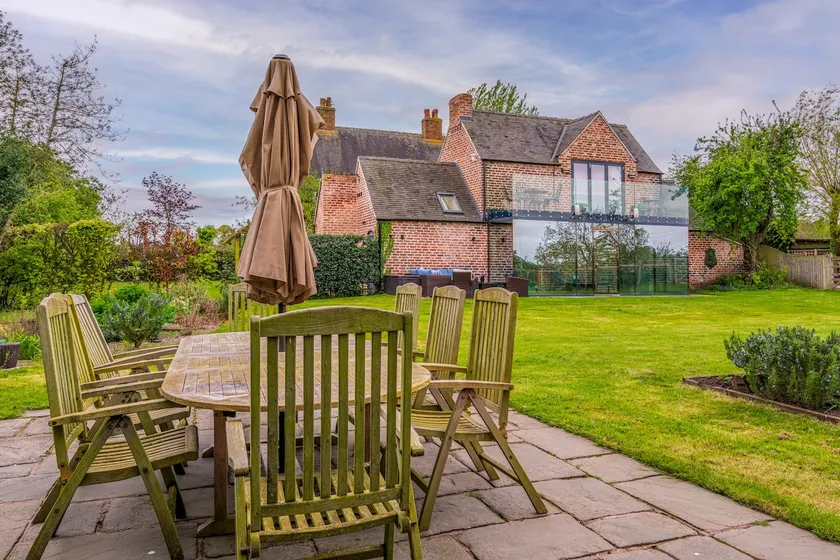 Detached 3 Bedroom Coach House with Balcony & Gym - Image 1