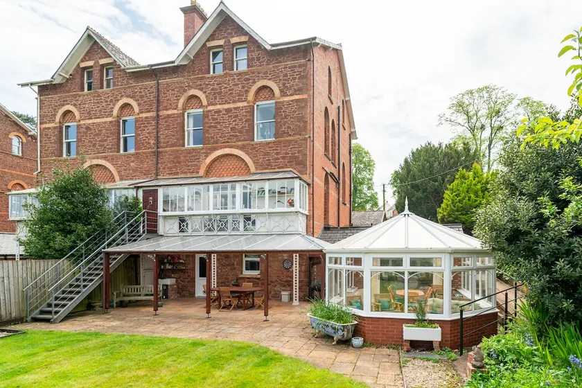 Flat with private terrace & garden - Image 1