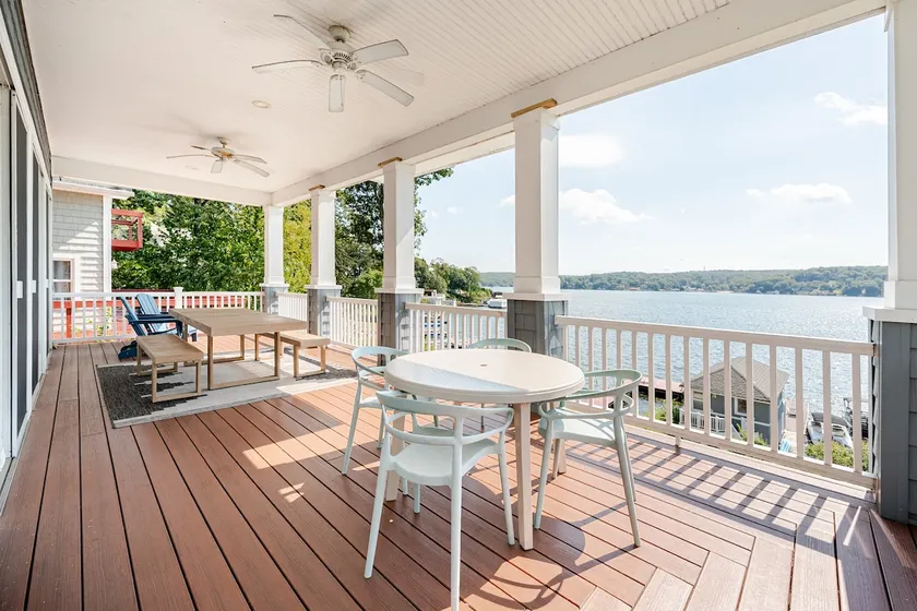 Stunning lakefront estate - Image 1