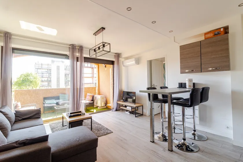 Apartment near the city center with air conditioning and terrace - Image 1