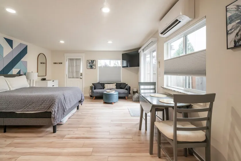 Studio with private hot tub and full kitchen - Image 1