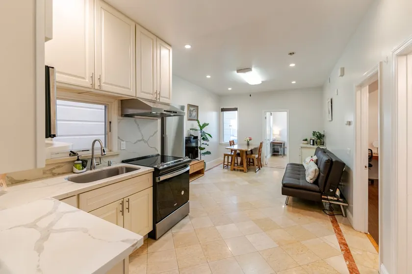 20% OFF Weekly Stay | 2BR Suite | Free Parking - Image 1