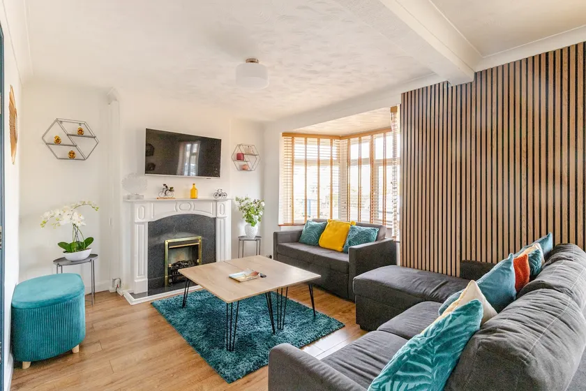 Beautiful 3 bedroom house with garden + Parking - Image 1
