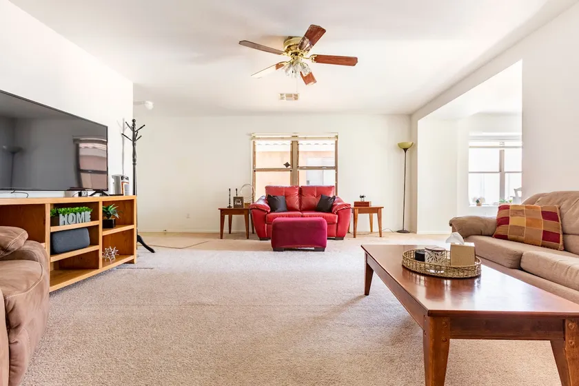 Cheerful home in central location near hospitals. - Image 1