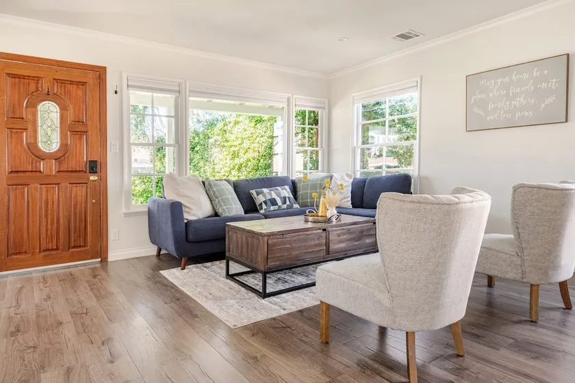 Elegant Burbank Beauty: Affordable Comfort Awaits - Image 1