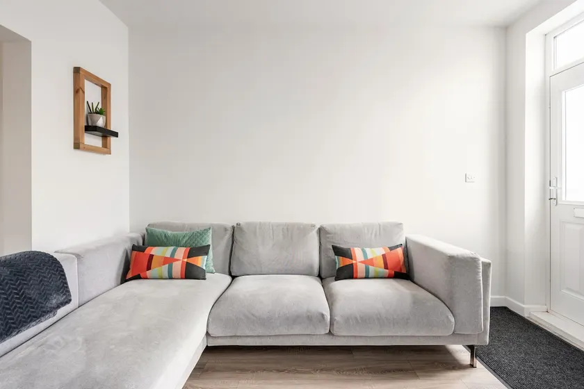 Cheerful 2- Bedroomed Home in Chesterfield. - Image 1