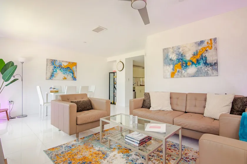 Luxurious Ocean Front Condo in The Carlyle at Miami Beach on Ocean Drive - Image 1