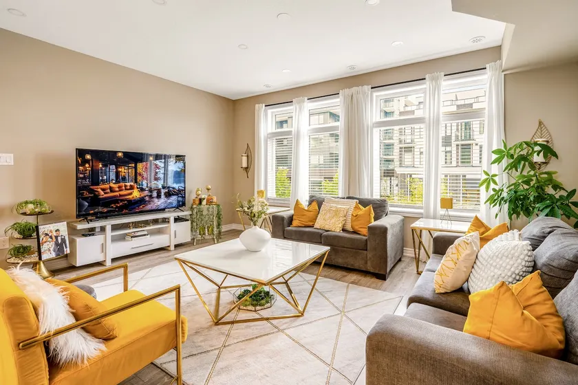 Luxurious Lake View Suite, Steps From The Beach - Image 1