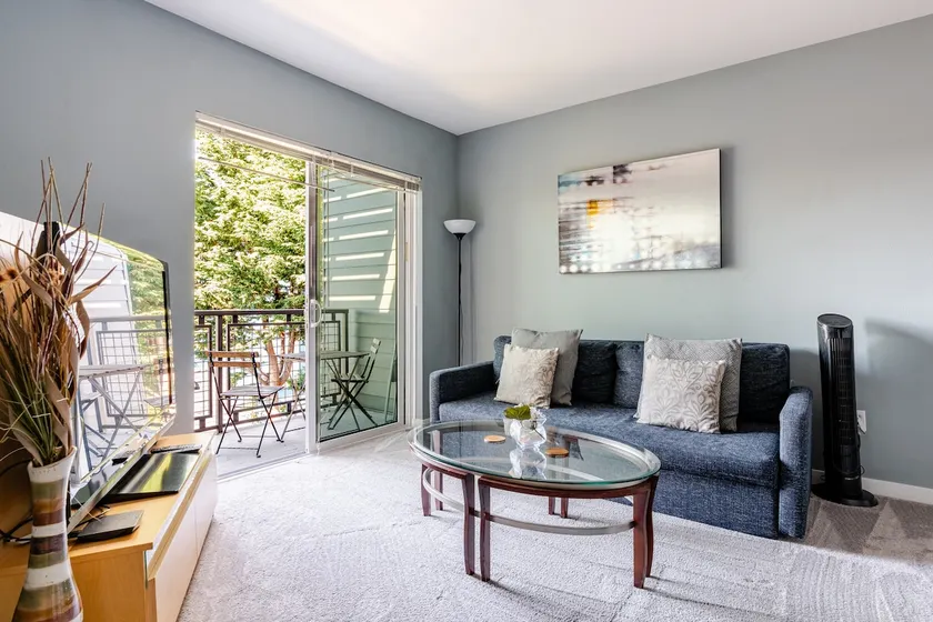 Spacious Top Floor Condo in Heart of Capitol Hill - Image 1