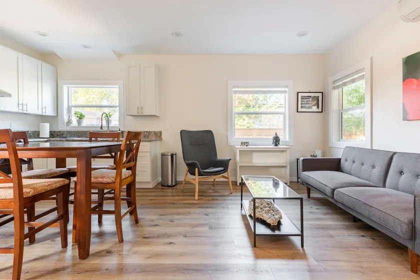 Charming 2 story back house! - Image 1