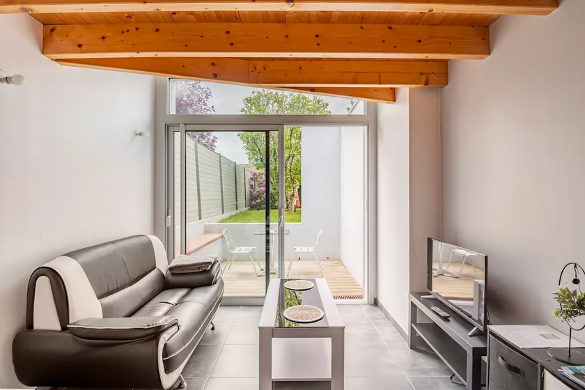 Modern house with parking and private terrace - Image 1