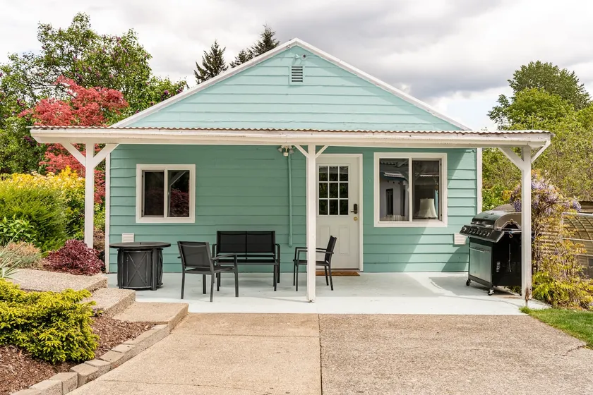 Friendly one bedroom with full kitchen and bath - Image 1