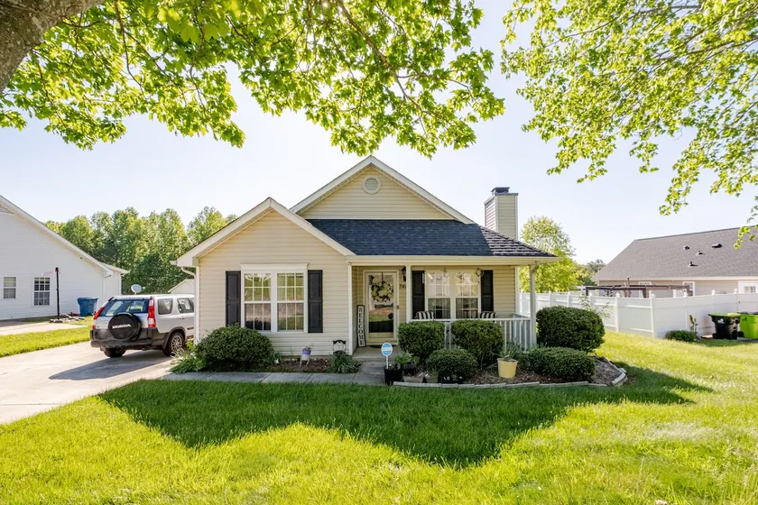 Charming 2BR Retreat in a Peaceful Neighborhood - Image 1