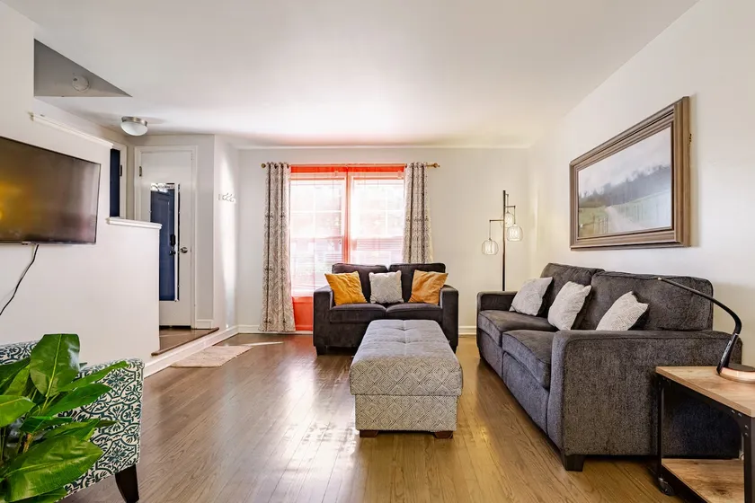 Stylish 2BR Chicago/suburbs home, fully equipped. - Image 1