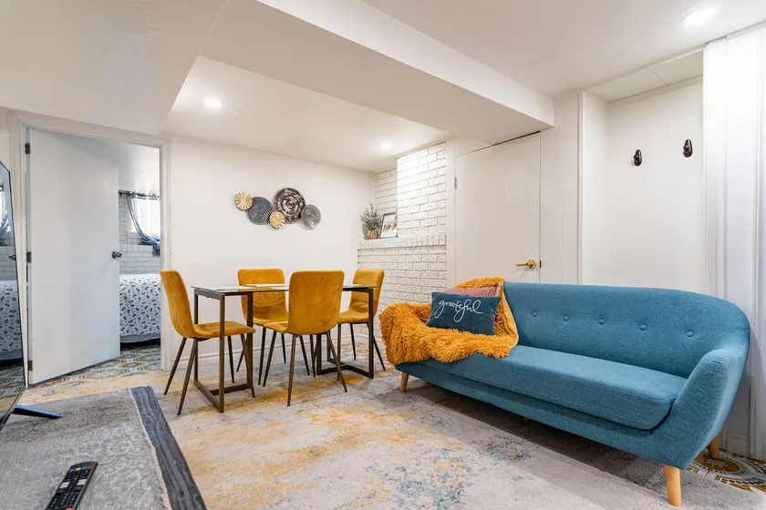 Modern 2 Bedroom, 3 Free Parking, Near Square One - Image 1