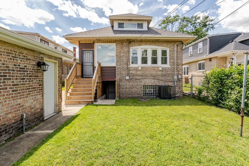 Historic Spacious Chicago Home • Free Parking - Image 1