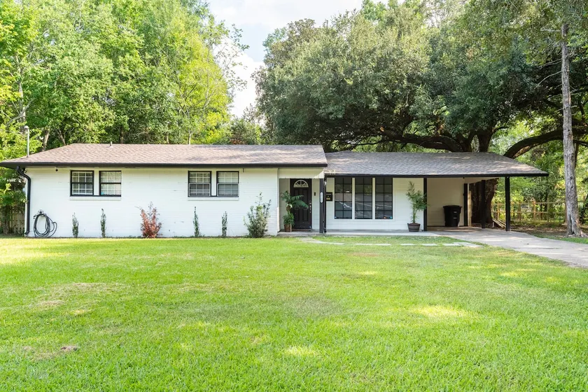 Great 3 Bedroom House with beautiful fireplace, - Image 1