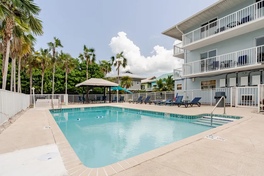 Knight's Key Suites Deluxe Double Room w/ Kitchen - Image 1