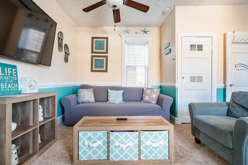 Unique 3 Bedroom Condo with free off-site parking. - Image 1