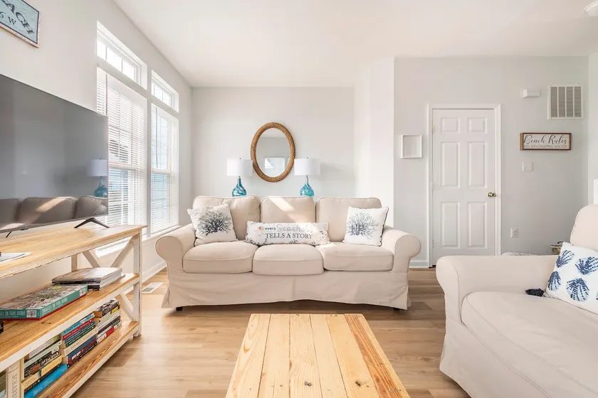 Gorgeous 3 BR/2.5 Bath Townhouse - Sleeps 6 - Image 1