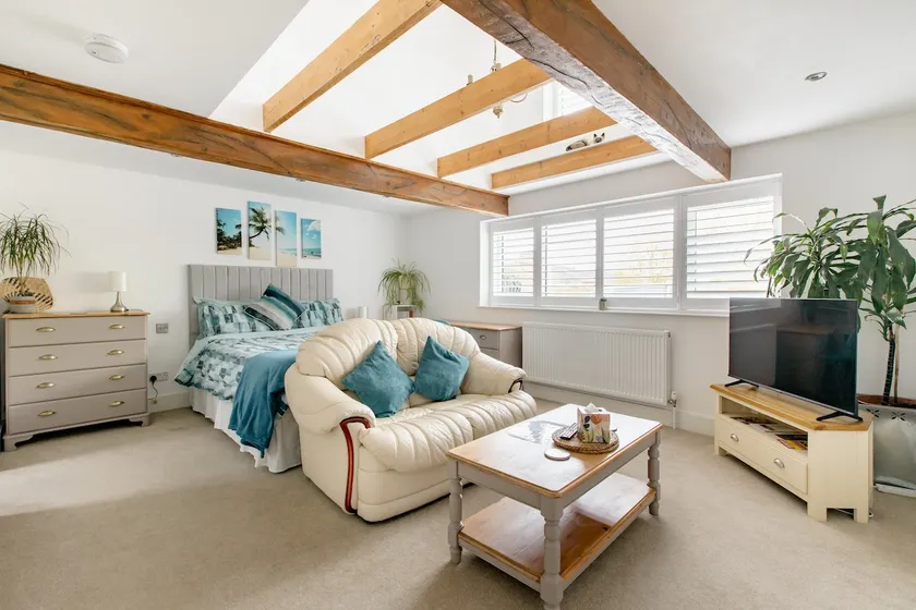 Stunning Large Room, EnSuite & Own entrance - Image 1