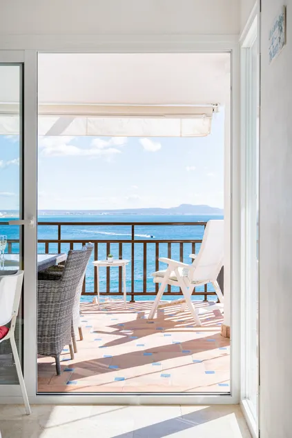 Spectacular sea view apartment with hotel services - Image 1