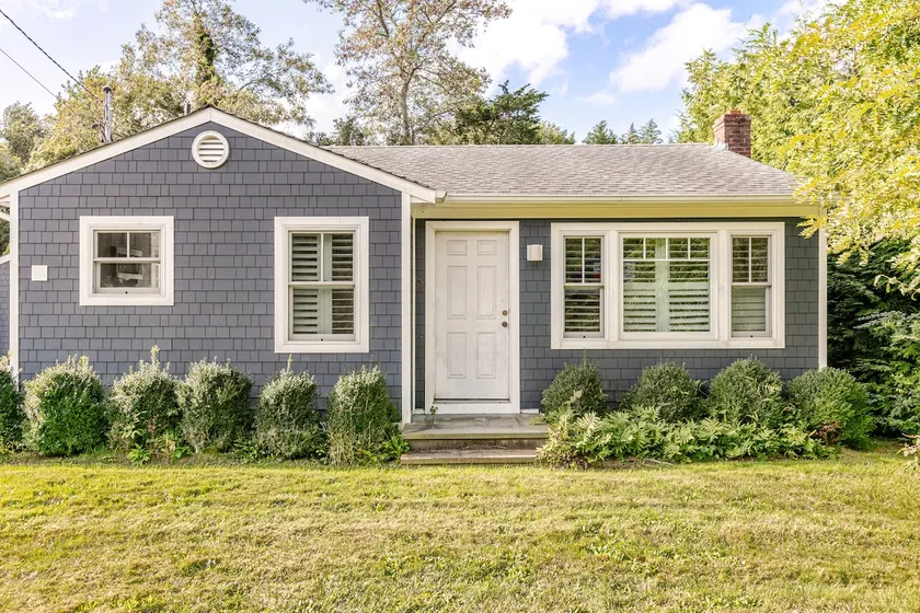 Hamptons Retreat Enjoy the Fall Foilage and the Quiet Beaches - Image 1