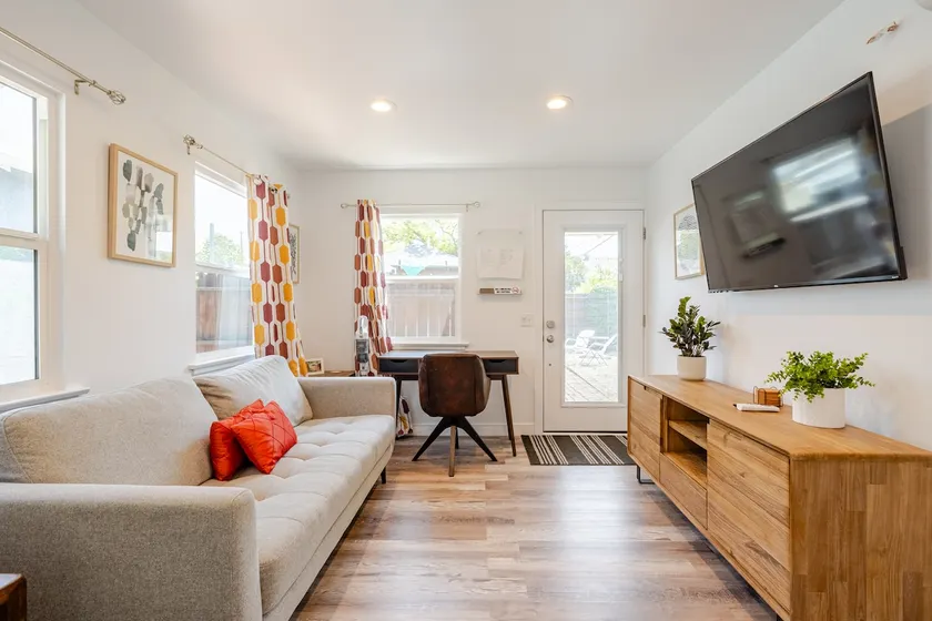 Private Bungalow near Old Town Monrovia - Image 1
