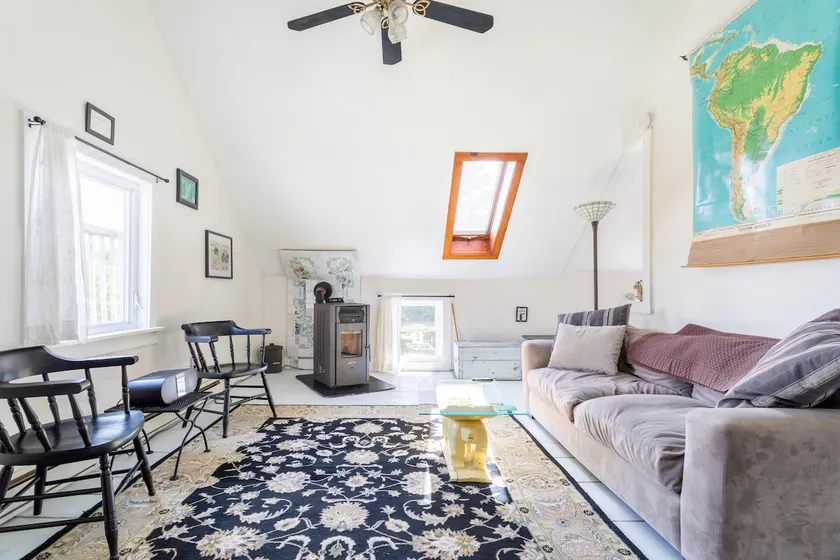 Sunny, light filled loft in 1873 Colonial - Image 1