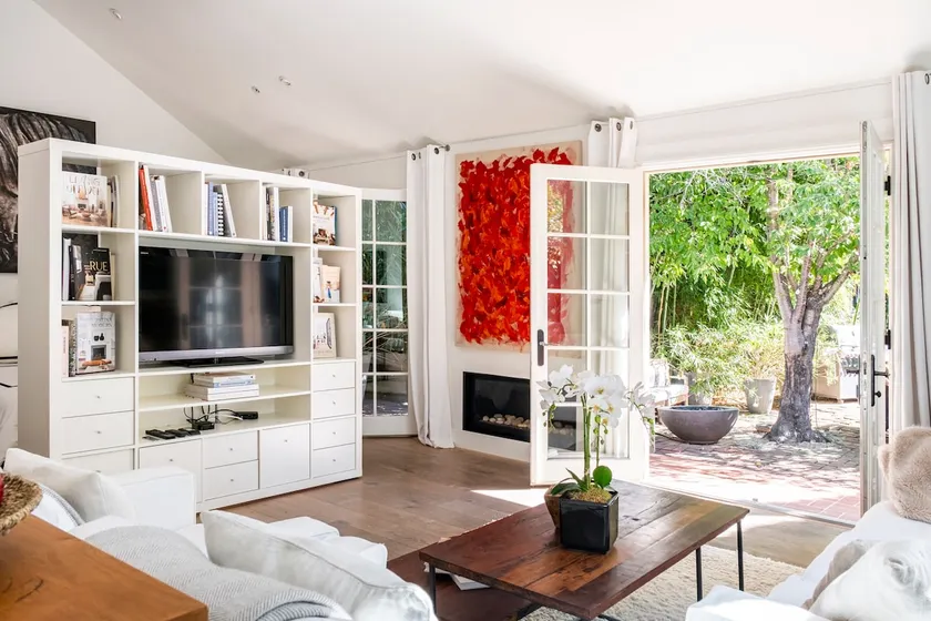 Designer Cottage | Garden Oasis | Walk to Plaza - Image 1