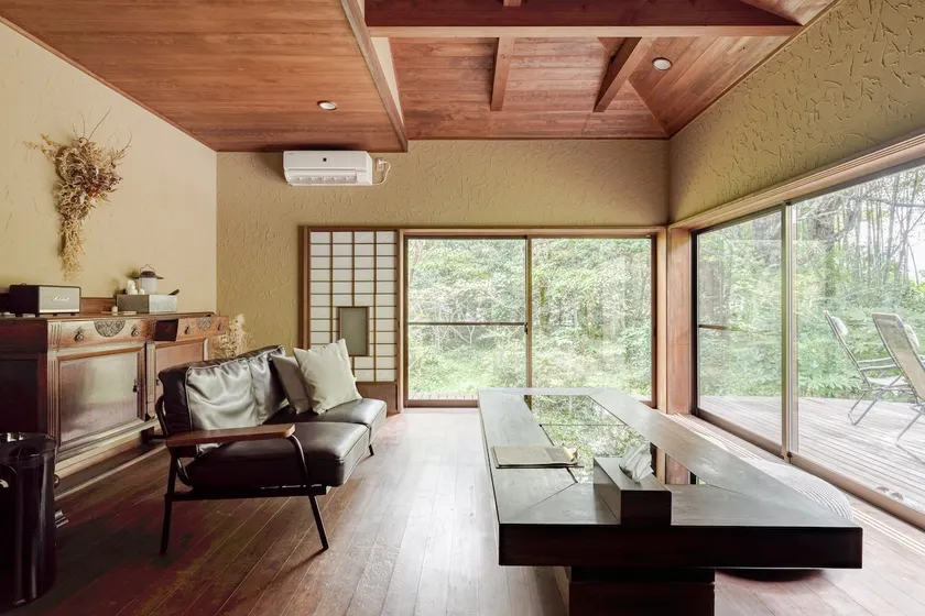 A modern one-story house with a courtyard, Iori-ori, living in a small forest - Image 1