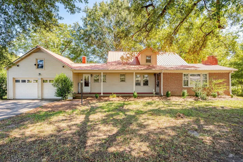 Recently renovated 3 bedroom 2 bath home - Image 1