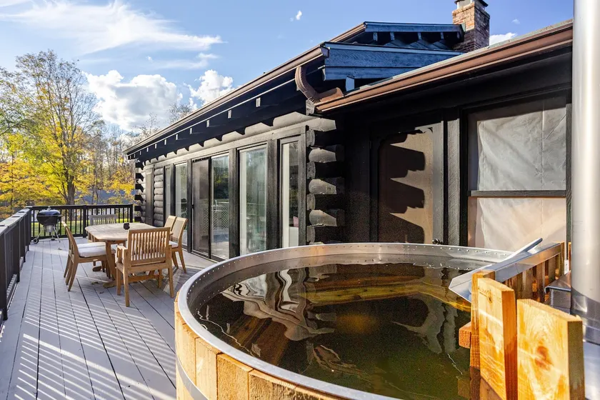 Stylish & Scenic Escape: Chef's Kitchen ~ Hot Tub - Image 1