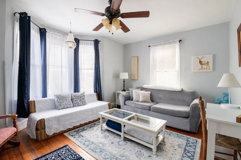 Cozy 2nd Floor3 bedroom unit w/off-street parking - Image 1