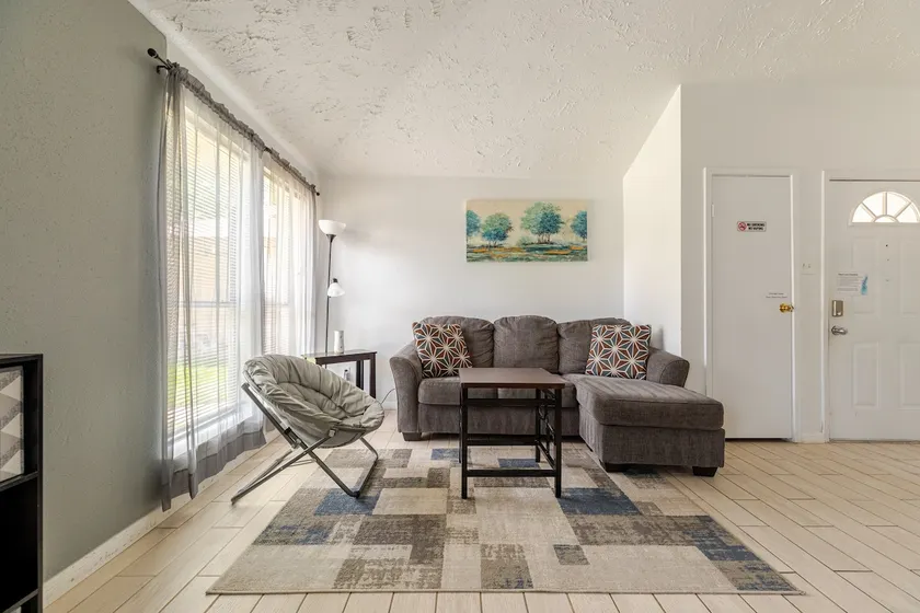 Cozy 2 Bed 1 Bath Home near IAH - Image 1