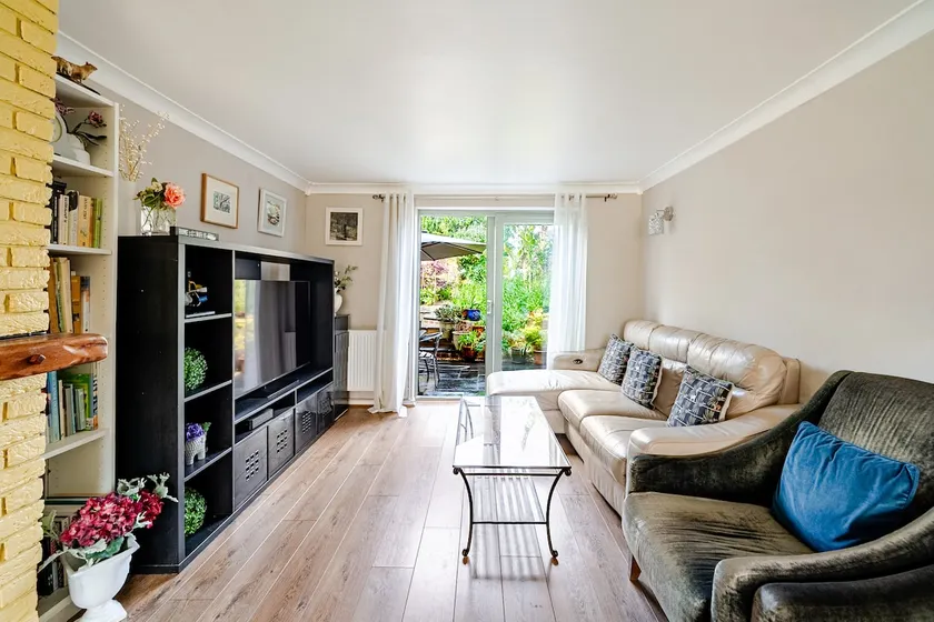 Spacious family house & Free parking - Image 1