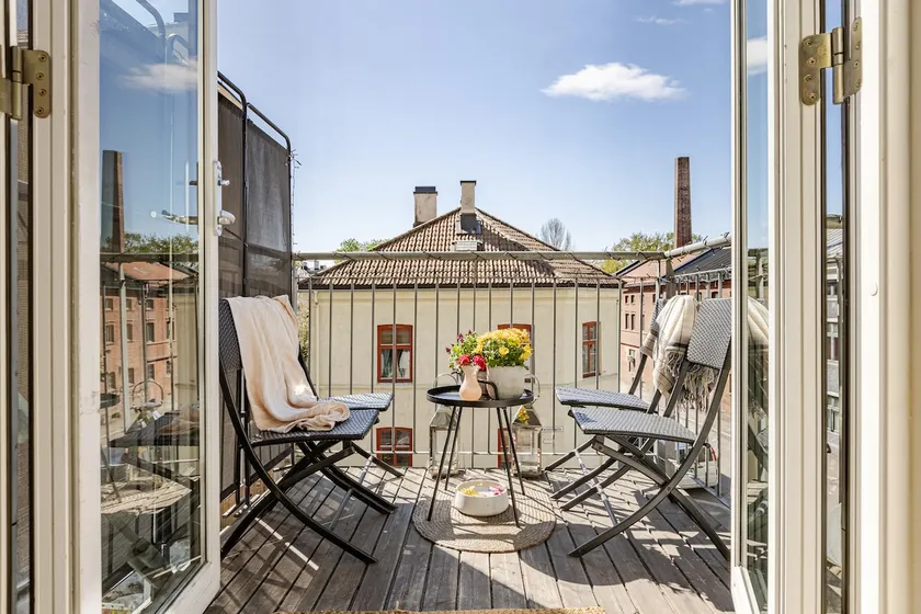 Factory apartment centrally located, balcony and roof terrace - Image 1