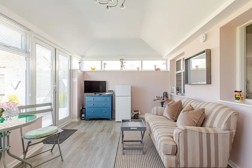 Birkdale Self Contained Annexe- near all amenities - Image 1