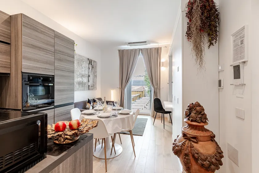 Central three-room apartment, 2 bathrooms and balconies, Lux, Milan - Image 1