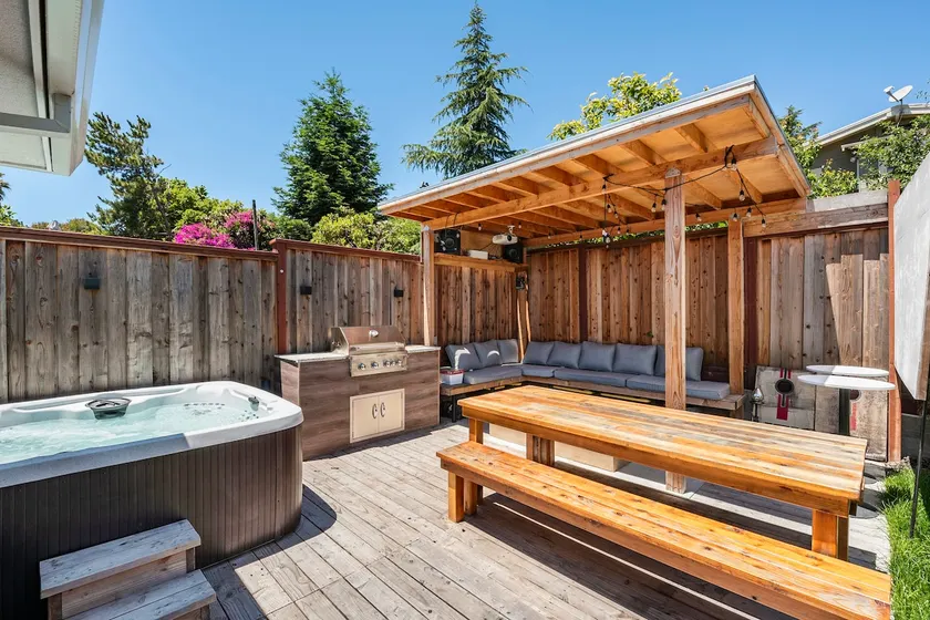 Exquisite 3-bedroom home with hot tub & firepit - Image 1