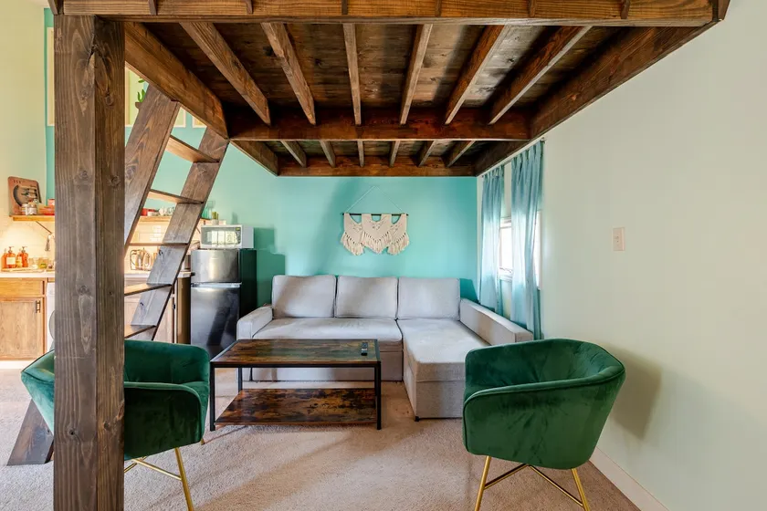 Cozy loft with parking and private patio w/ grill - Image 1