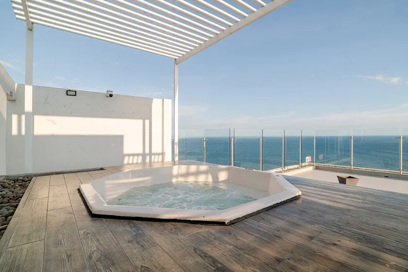 Radiant oceanfront apartment Ocean Club - Image 1