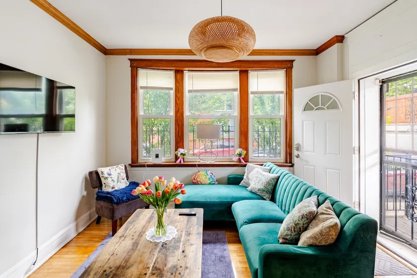 Two Bedroom w Porch in Wicker Park - Image 1