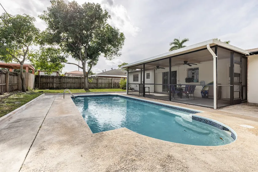 Whole House+Renovated+Pool+Lanai+BBQ+Close to All - Image 1