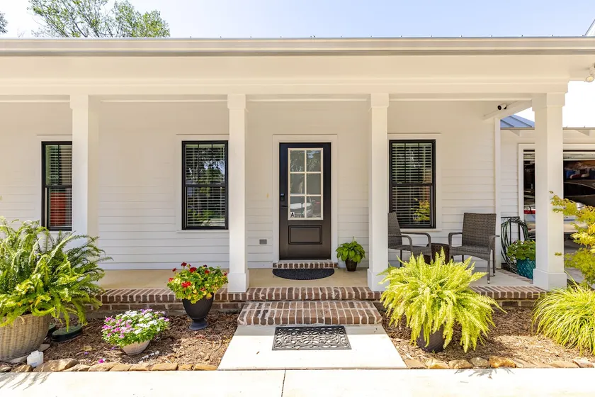 Lovely one Bedroom Sugarberry Cottage downtown. - Image 1