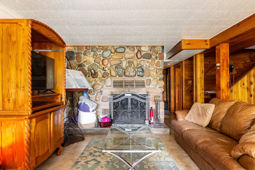 Adorable 2-bedroom suite with indoor fireplace - Image 1