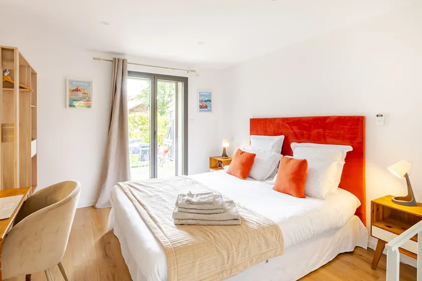 Cozy apartment just steps from Lake Annecy. - Image 1