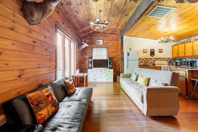 Lake Front, Rustic 3-Bedroom Cottage - Image 1